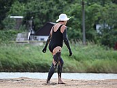 Rusové relaxují na plá�ích u Azovského mo�e. Snímek pochází z vesnice...