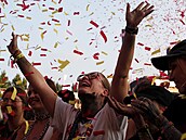 Konfety v publiku p�i slavnostním zahájení - první den festivalu Colours of...