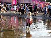 De�t� vytvo�ily v areálu velké kalu�e - �tvrtý den festivalu Colours of Ostrava...