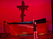 Herci Noah Amiri Tomiak, Anna Maria Köllnerová a Anna Krestelová stojí na...
