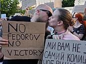 Tisíce lidí v Kyjev� demonstrovaly proti Zelenského rozhodnutí propustit...