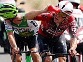 Belgi�an Baptiste Veistroffer se polévá vodou b�hem sedmé etapy Tour de France,...