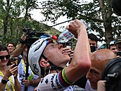 Slovinec Tadej Poga�ar na sebe lije vodu za cílem deváté etapy Tour de France
