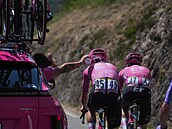 Ameri�an Sean Quinn dostává ledové osv�ené b�hem Tour de France