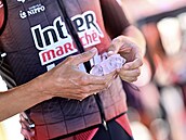 Závodníci Lotta si berou led p�ed startem deváté etapy Tour de France