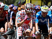 Alex Baudin b�hem �tvrté etapy Tour de France pojídá energetickou ty�inku