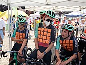 Francouz Paul Seixas (uprost�ed) se spole�n� s kolegy z Decathlonu chladí p�ed...