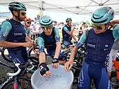 Jezdci Bahrainu si nabírají led p�ed startem deváté etapy Tour de France