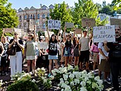 Lidé protestují proti rozhodnutí ukrajinského prezidenta Volodymyra Zelenského...