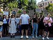 Lidé protestují proti rozhodnutí ukrajinského prezidenta Volodymyra Zelenského...