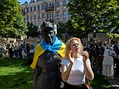 Lidé protestují proti rozhodnutí ukrajinského prezidenta Volodymyra Zelenského...