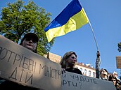 Lidé protestují proti rozhodnutí ukrajinského prezidenta Volodymyra Zelenského...