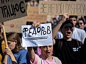 Lidé protestují proti rozhodnutí ukrajinského prezidenta Volodymyra Zelenského...