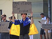 Lidé protestují proti rozhodnutí ukrajinského prezidenta Volodymyra Zelenského...