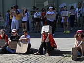 Lidé protestují proti rozhodnutí ukrajinského prezidenta Volodymyra Zelenského...
