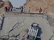 Na zni�eném mostu le�í p�evrácené auto po útoku v provincii Hormozgán na jihu...