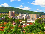 P�i pohledu na tovární areál z dálky vyniká monumentalita budovy 34, na snímku...