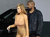 Man�elé Bianca Censori a Kanye West byli zachyceni p�i návratu k autu po...