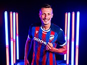 Stoper Dávid Kr�ík pózuje v novém domácím plze�ském dresu.
