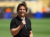 Tom Cruise a jeho dokonalý úsm�v na stadionu v New Jersey p�ed finále...