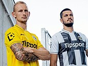 Úto�ník Ond�ej Mihálik (vlevo) a obránce Filip �ihák pózují v dresech, ve...