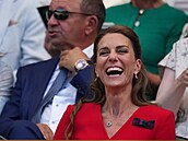 Princeznu z Walesu komentá�e jejích p�ísedících b�hem �enského wimbledonského...