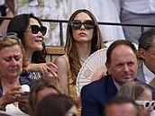 Akrobatická ly�a�ka Eileen Guová sleduje �enské wimbledonské finále.