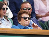 Tenisová legenda Billie Jean Kingová na tribun� b�hem �enského finále...