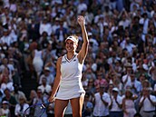 Tenistka Linda Nosková se raduje ze svého senza�ního wimbledonského triumfu.