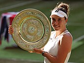 Linda Nosková pózuje s wimbledonskou trofejí.