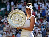 Linda Nosková pózuje s wimbledonskou trofejí.