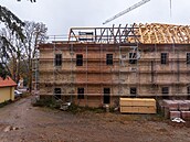 Budování st�echy na objektu zámku v Nekmí�i (28. ledna 2026)
