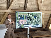 P�emysl Koke� p�edstavuje plán zrekonstruovaného zámku. (9. �ervence 2026)