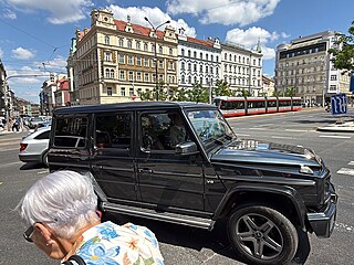 Poslanec Filip Turek ve voze, kterým v centru Prahy narazil do nemocni�ního...