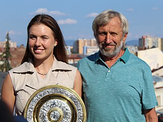 Linda Nosková pózuje na st�e�e p�erovského magistrátu s trofejí pro vít�zku...