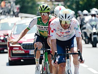 Jakub Otruba se chystá p�evzít si bidon v úniku osmé etapy Tour.