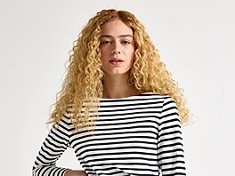Klasické námo�nické tri�ko proslavila u� Coco Chanel a m�la by ho mít v �atníku...