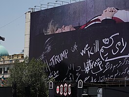 Zabijeme Trumpa. Ob�í propagandistický billboard v centru Teheránu (15....