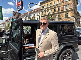 Turek se v centru Prahy srazil se sanitkou, nemocni�ní auto skon�ilo na st�e�e