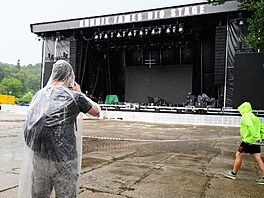 Masters of Rock ve Vizovicích. Ned�lní bou�ka p�eru�ila vystoupení kapely...
