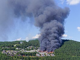 Po�ár u Drammenu na jihu Norska zni�il p�es 100 dom�. (17. �ervence 2026)