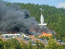 Po�ár u Drammenu na jihu Norska zni�il p�es 100 dom�. (17. �ervence 2026)