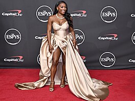 Gymnastka Simone Bilesová vynesla na �erveném koberci champagne-zlatou...