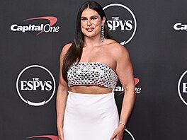 Ragbistka Ilona Maherová zvolila bílé prost�i�ené �aty od TJ Maxx.