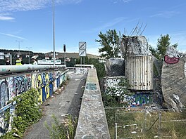 Betonová skulptura Rovnováha na Barrandovském most� se z�ítila. (17. �ervence...
