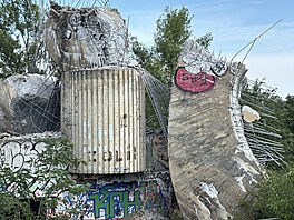 Betonová skulptura Rovnováha na Barrandovském most� se z�ítila. (17. �ervence...