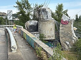 Betonová skulptura Rovnováha na Barrandovském most� se z�ítila. (17. �ervence...