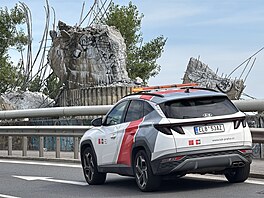 Betonová skulptura Rovnováha na Barrandovském most� se z�ítila. (17. �ervence...
