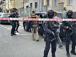 Zásah policie v pra�ské Hostiva�i. Po st�elb� na�la na ulici mrtvého �lov�ka,...