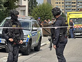 Zásah policie v pra�ské Hostiva�i. Po st�elb� na�la na ulici mrtvého �lov�ka,...